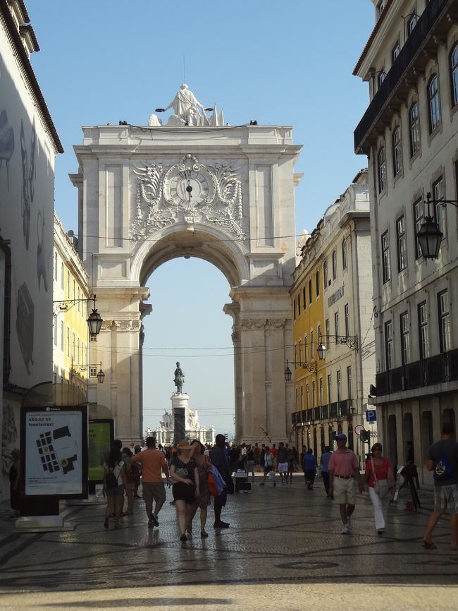 コルメシオ広場の方に来ました。<br />勝利の門