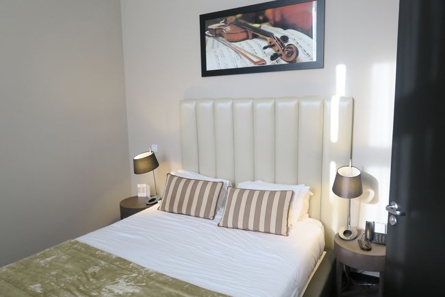 ホテルの部屋は、寝室とリビングと二部屋ありました。<br />部屋の前は、ガレット通りで夜遅くまでにぎやかです。<br />でも、うるさくはありません。<br />この日の夕食は、ホテルの隣りの小さなショッピングビルのフードコートで済ませました。<br />ポルトガルのファーストフードという、ビファーナを食べて、二人で12ユーロ。<br />1日目終了。