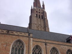 高さ122メートル、町一番のノッポの建築物、【聖母教会】を見上げながら、御一行様はどんどん進みます。
こちらは1220年から着工され、完成までおよそ2世紀の時が費やされた煉瓦の塔です。
2世紀って…すごいなぁ。
