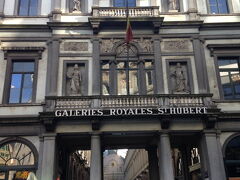 【ギャルリー サンチュベール(Galeries Royales Saint - Hubert)】を通ります。
ここを通るなんて思ってなかったので(旅程表に書いてなかった）、見れないつもりでいたから、けっこう嬉しい♪