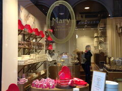 通りの両側には高級ブランドや、おしゃれなお店、そして、チョコレートショップがいっぱい並んでます。

こちらは【Mary】
日本で見かけるお菓子屋さんのメリーと一緒かと思ってたら、違ってた。。。
