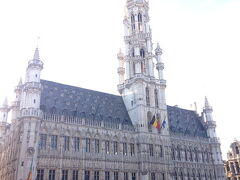 「世界一豪華な広場」と称えられたというだけあって、広場を取り囲む建築物がとにかく華やかです。

こちらは市庁舎。
 塔の頂きには、町の守護天使ミカエルが、悪魔の象徴ドラゴンを打ち倒した姿で市民を見下ろしている…そうなのですが、見えないし…