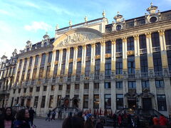 こちらはグランプラスの中にある唯一のホテル【ホテル サンミッシェル グランプラス】
グランプラスを見下ろす最高のロケーションで、フラワーカーペットの時期には、部屋から眺めることができるホテルだそうです。

あれ？名前が違う…