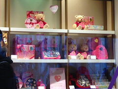 広場に面した所にもチョコレートショップがあって、こちら【GODIVA】
日本でも簡単に手に入るので、寄るつもりはなかったのですが、クマが…ぬいぐるみのクマがあまりにもかわいくて、時間があったら寄ろう！と心に決めました。