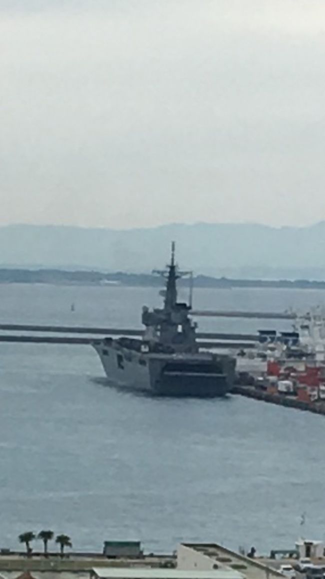 港にイカつい船が