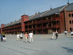 横浜赤レンガ倉庫

最初にここに訪れた時は、周辺が埃まみれで、建物に覆いがかかっていました。