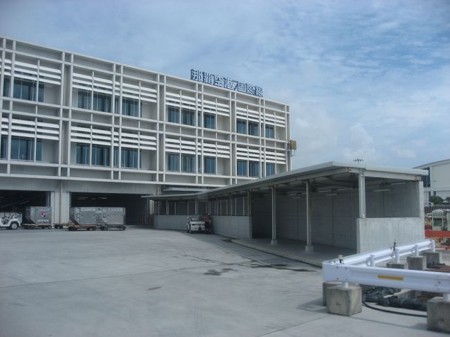 飛行機からはバスで空港まで移動しました。