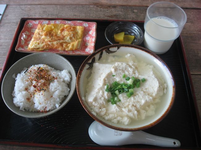 ・ゆし豆腐セット（小）　350円<br />・玉子焼き　100円<br />ご飯と豆乳、漬物がついています。ゆし豆腐は小にしましたが結構量があるので女性なら小でもいいかも。ご飯や玉子焼きは普通ですがほっとする味です。ゆし豆腐には醤油や味噌などを入れて食べますが、こちらも胃にやさしそうな味で素朴なんだけど、近くにあったら通いたいお店でした。石垣島にくることがあればまた寄りたいお店です。