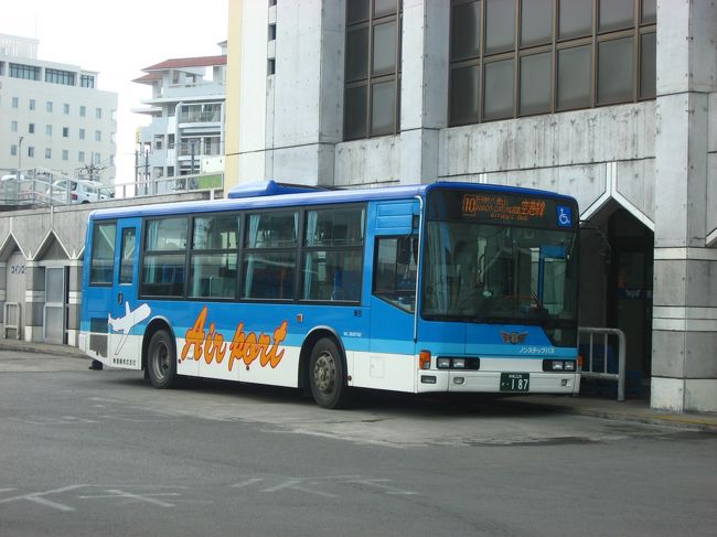 石垣バスターミナルにとまっていた空港行きのバス。今回は時間的に石垣港離島ターミナルからでるカリーバスで石垣空港に行きます。