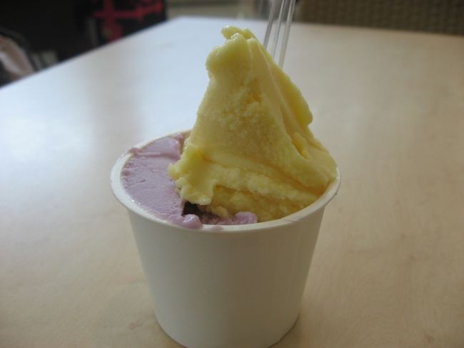・ハーフ＆ハーフ　350円<br />紅芋＆パッションフルーツにしました。昨日食べたミルク＆シークワーサーの方が好きかな。