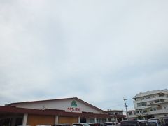 空港へ向かう前に、ゆらてぃく市場へ行きます。