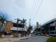 730交差点です。
この景色もずっと変わらないですね。
でも、写真には無いですが、この右のほうにちょっとしたショッピングセンター（？）が建設中です。
