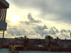 最終日の朝です。
ホテルエメラルドアイルの屋上に出てみます。
ご自由にお使いくださいとヨガマットが置いてあり、妻が使ってます。