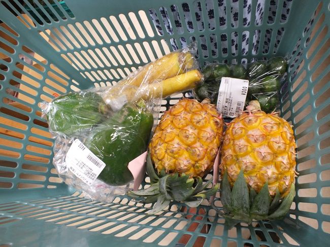 島にんじん、青パパイヤ、シークヮーサー、島パインを買います。<br />自分たち用です。