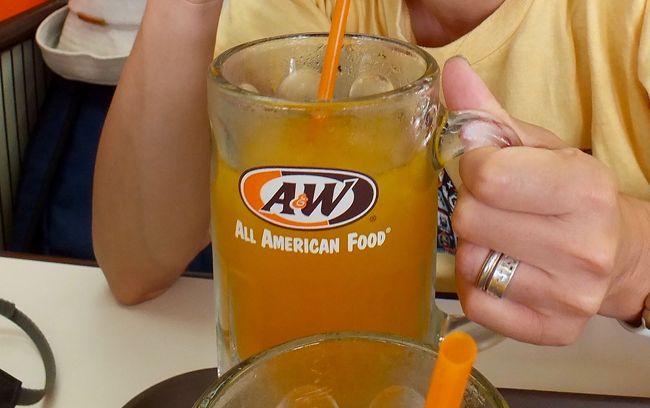 最後に、エンダーでハンバーガーを食べて締めます。<br />このオレンジジュースも外せないです。