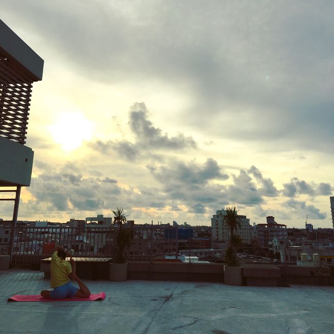 最終日の朝です。<br />ホテルエメラルドアイルの屋上に出てみます。<br />ご自由にお使いくださいとヨガマットが置いてあり、妻が使ってます。