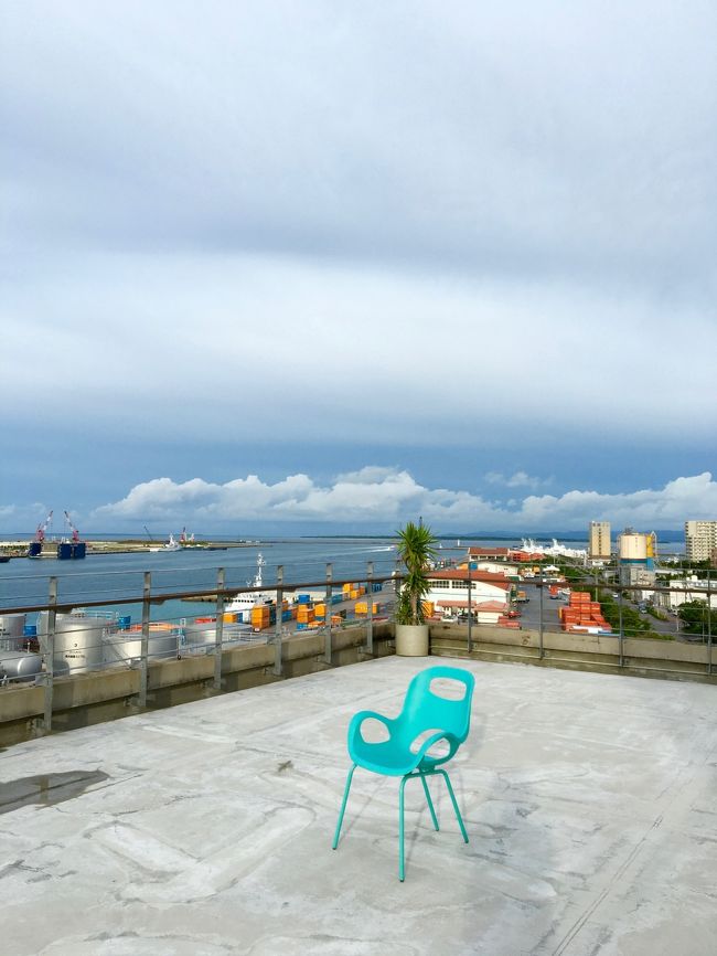 おしゃれな椅子もご自由にお使いくださいとのことです。<br />朝の屋上は気持ちがいいです。