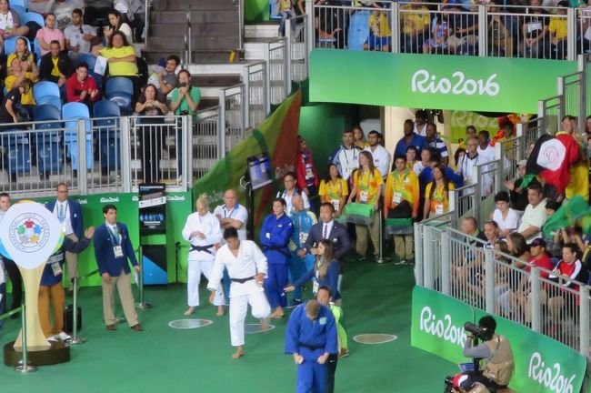 8/11 AM7時半にリオに到着。<br />タクシーでセントロの日本人宿ZICOまでいく。ラジオタクシーなので80レアルかかった。<br />若干渋滞気味だったので、1時間くらいかかり宿に到着。<br />タクシーのおじさんに宿の地図を見せ到着。目の前が軍の病院だといったらすぐ分かってくれた。<br />すぐに宿に荷物を置いて、柔道会場へ行く。<br />ZICOで手伝いをしていたシンタロウさん、に会場までの行き方を聞いて出発。セントロから会場のバーハまでは地下鉄を2本乗り継いで、BRTに乗って1時間半掛かる。<br />会場に着いたのは、10時半ごろ。ちょうど羽賀選手の3回戦が始まる前だった。