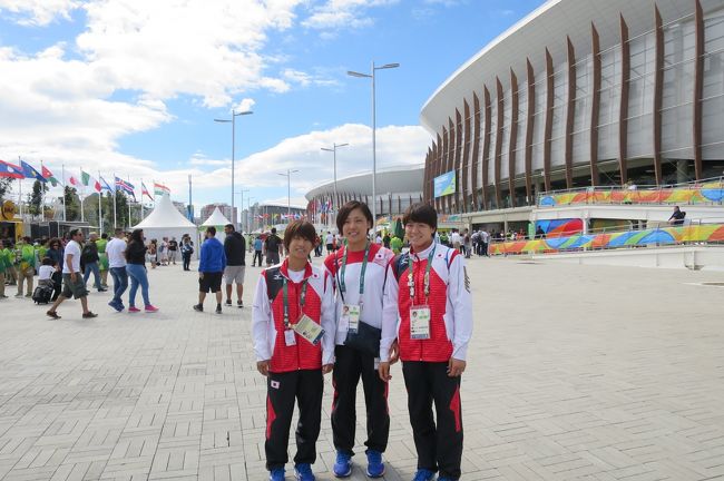 柔道の予選を12時過ぎまで観戦。<br />その後会場内の焼きそば屋さんで昼食をとる。<br />たまたまそこへ試合を終えた女子選手表れ、焼きそばを待っている間写真を取らせていただいた。<br />銅メダルだった近藤選手は終始、銅ですいません、と申し訳なさそうだった。<br />いや、こちらこそ日本の代表として戦っていただき、すばらしい感動をくれてありがとうという気持ちでいっぱいであった。