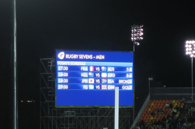 柔道観戦後、いったん宿に戻り、ラグビー決勝リーグを見にデオドロまで。<br />こちらはセントロから近距離列車で。<br />いったんデオドロを通り越し次の駅で降ろされそこから徒歩30分くらい掛け会場に到着する。<br /><br />17時開始。日が沈むと若干肌寒い。<br />