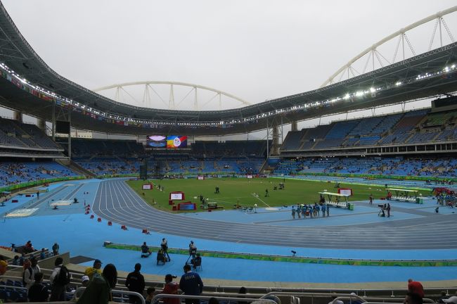 翌8/12は朝9時から陸上観戦。<br />宿で一緒になった方と競技場まで行く。競技場まではセントロから近郊列車で20分ほどで到着。駅からゲートまでは5分くらい。<br />とてもアクセスが良かった。