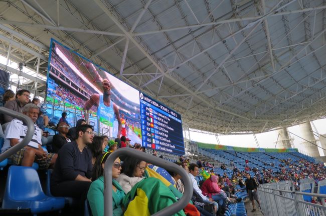 朝の競技は予選が多く、お客さんの入りもいまいち。