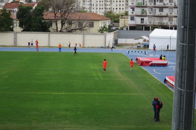 競技場の裏のサブトラで練習する日本選手<br />