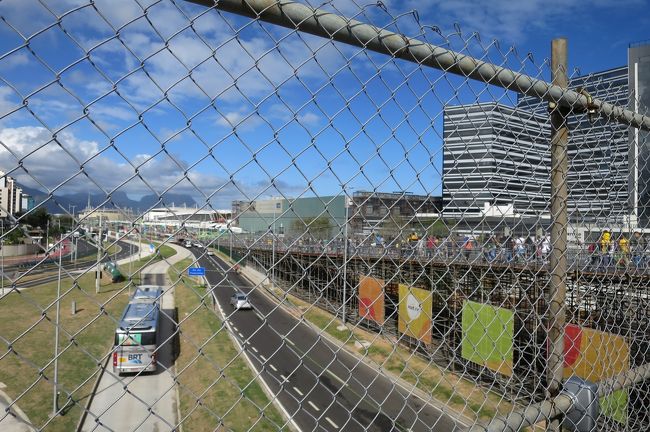 その後、17時から自転車のトラック競技を見るため、再びバーハへ移動。<br />陸上競技場から近郊列車で数駅いったところからBRTに乗りバーハまで。<br />1時間くらいで到着。<br /><br />写真はバーハのBRTターミナルを降りたところ。ここからオリンピックパークの入り口まで徒歩10分くらい。