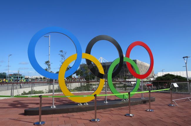 このシンボルの正面で写真を撮るのにすごい行列。<br />僕は並ぶのが嫌いなのでだれもいない隙を狙って横から一枚いただきました。