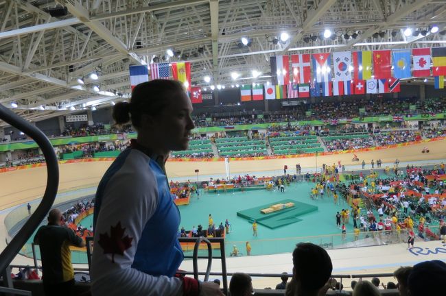 目の前にさっきまで走っていたカナダチーム選手が。<br />ちょうど僕の隣にいた家族と抱き合って号泣していました。<br />自分の人生をすべてここに賭けてやってきた、家族相当のサポートをして<br />ようやくたどり着けるこの舞台。<br />本当にオリンピックは感動。