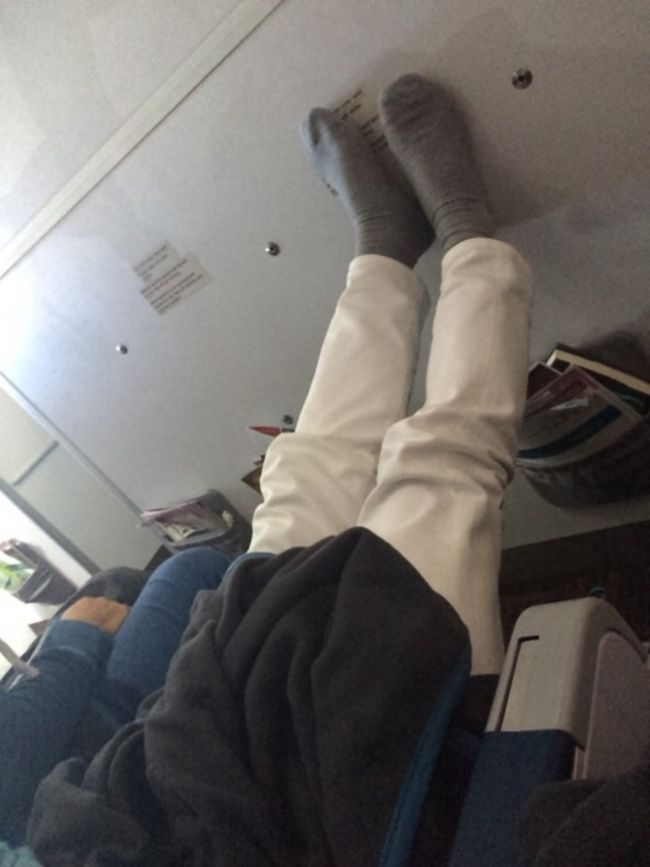 ハワイアン航空のエコノミーコンフォートで、行きました〜<br />嬉しい事に、1番前の席だったので<br />足元広々〜