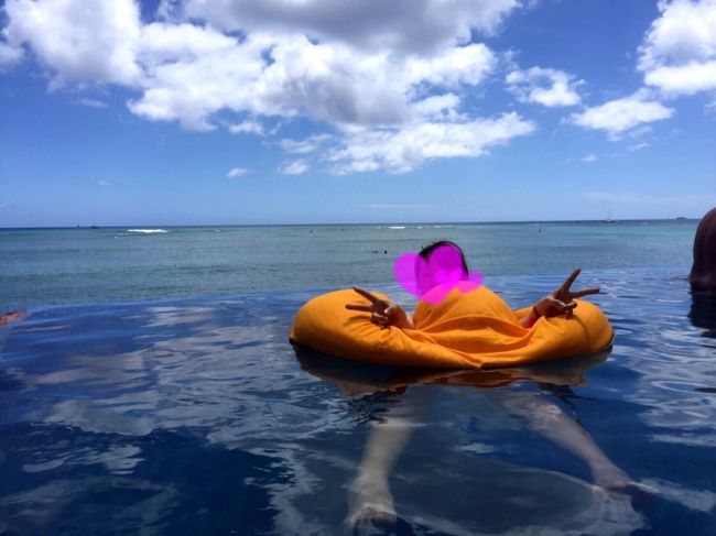 シェラトンに決めたわけは<br />このインフィニティプール！<br />念願叶った〜<br />クッションも すごい良くてまったりできました。