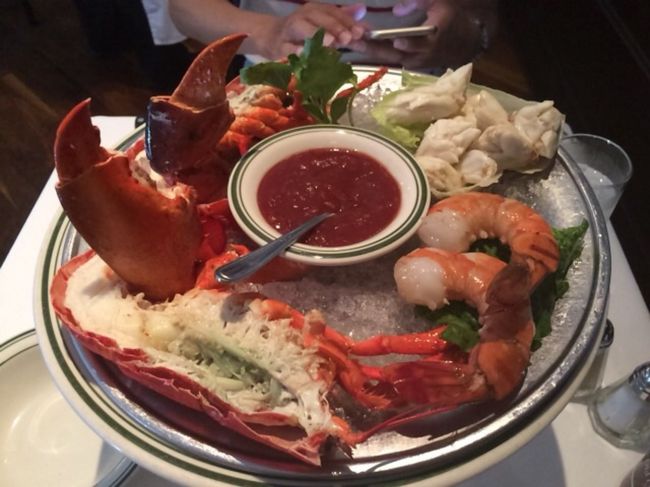 夜ごはんは日本から予約していった<br />ウルフギャングステーキ〜<br />ステーキの前に このボリューム…<br />すでに お腹が…<br />でも、ロブスターも カニも<br />すっごい美味しかった！