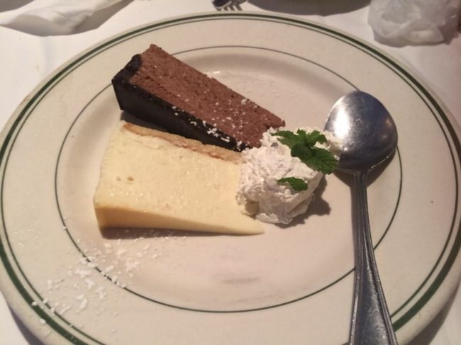 デザートのケーキは甘すぎ…<br />ザ、アメリカって感じの味？<br /><br />お腹もいっぱいで 少しブラブラしてからHotel に帰って爆睡です。笑