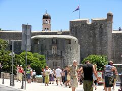 ピレ門から出た先が集合場所です。