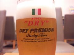 なにはともあれ、おはようビール。
旅の安全を祈念して。

SUPER DRY（しかもプレミアム）のグラスも
日本イタリア国交150周年のお祝い。