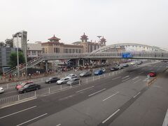 朝8時半の北京駅。ここから地下鉄を乗り換えて三元橋駅を目指します。まずは鉄道博物館へ！