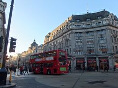 クィーンズウェイ駅から地下鉄に乗り4駅、ロンドンの中心「オックスフォードサーカス」へ。
名物の2階建てバスも走ってますね。

私は2度目のロンドンですが、何年も前に来たのでほとんど記憶がありません。
初ロンドンの友人と一緒に「有名なとこはとりあえず見ておこう！」と、今回は完全におのぼりさんツアーです。