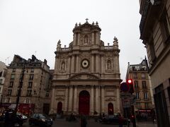 サン・ポール駅の方まで戻って行くと、目の前には「サン・ポール・サン・ルイ教会」
パリで唯一と言われているバロック様式の教会です。