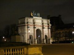 見学する時間はないけど、ライトアップだけ見に行きます。

ルーヴル美術館の中庭に建つ「カルーゼル凱旋門」
有名ないわゆる凱旋門(＝エトワール凱旋門)の半分くらいの大きさですが、てっぺんにはナポレオン像が飾られ豪華な装飾です。