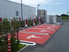 時間に余裕があるので、浜松ＳＡで休憩。
駐車場の急速充電スペースは、なんと「テスラ」ブランド！
そう言えば、高速で走ってるの見たな〜♪

https://www.tesla.com/jp/
