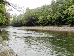 手水舎でお清めをした後、五十鈴川の御手洗場へ。
こちらでも手水をとり、すぐ隣の瀧祭神を参拝します。