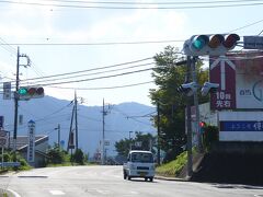 県道33号線の明保野交差点。
レーシングカフェ「ディーズガレージ」から、伊香保温泉方面に400mほど走ったところ。ここの信号機がとにかくデカい！