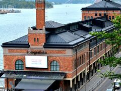 Fotografiska
http://fotografiska.eu/

あのレンガ色の建物がフォトグラフィスカ。この上層階のレストランからはバルト海を望む景色が綺麗だそうだ。
展示物にも興味があったし時間に余裕があれば行ってみたかったが、ちょっとタイトなので諦めた次第。

