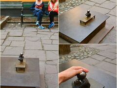 Finska kyrkan/Jarnpojke（アイアンボーイ） 
Slottsbacken 2B-C

フィンランド教会の裏の中庭にちょこんといるアイアンボーイ。
小さいと噂には聞いていたけど、ホントにちっこい！！（笑）

撫で撫でして祈願(*ﾉωﾉ)
願い事をしながらアイアンボーイの頭をなでると願いが叶うとのことで、頭はピカピカに光っておるのだ☆この子はたまにお洋服来てたり、帽子をかぶっていたりするみたいだけど、今日は裸んぼだね。寒くない？