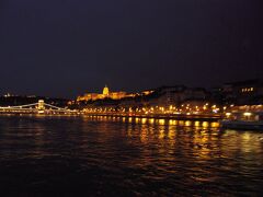 荷物を置いてドナウ川ナイトクルーズへ。これを見たらもうハンガリーの虜です。