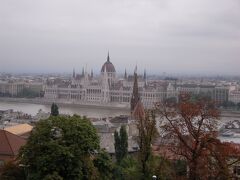 漁夫の砦から対岸の国会議事堂を眺めました。曇り空が街の雰囲気と会っていました。