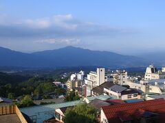 小野子山の右に子持山。