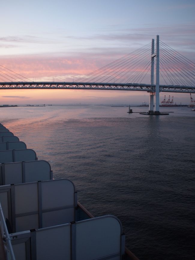 レインボーブリッジも遠ざかり、そして空もだんだん明るくなってきます。