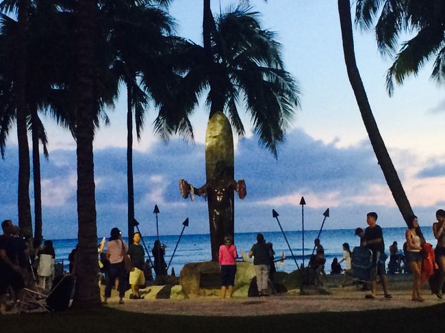 <br /><br />プール 上がってから<br />夜のワイキキを ぶらっとお散歩。<br /><br />夜のワイキキも賑やかで大好き〜